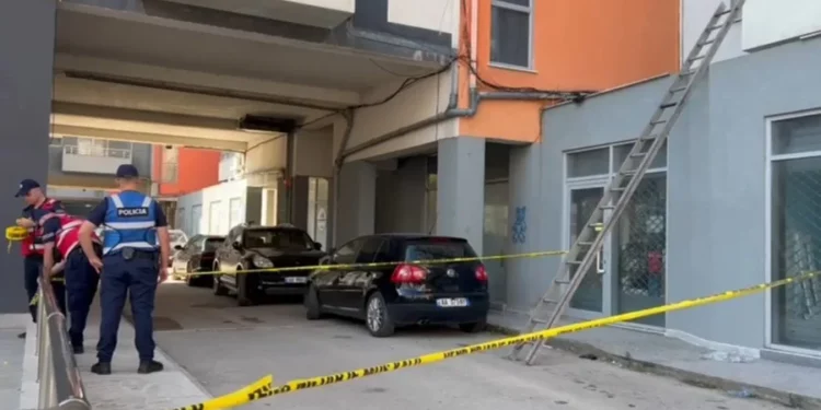  KORÇË/ Gruaja hidhet nga tarraca e pallatit dhe humb jetën në vendngjarje