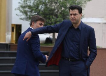 Alibeaj tregon pse u divorcua politikisht me Bashën: Kush nuk ka hapin tim, mbetet një e shkuar!