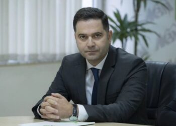 Ministri i ri i Financave me dorë të hekurt, shkarkime masive sa mori detyrën, ndërron edhe pastruesen