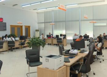 Hyn në fuqi orari fleksibël për administratën/ Fashat kur punonjësit janë të detyruar të shkojnë në punë, e premtja me 6 orë