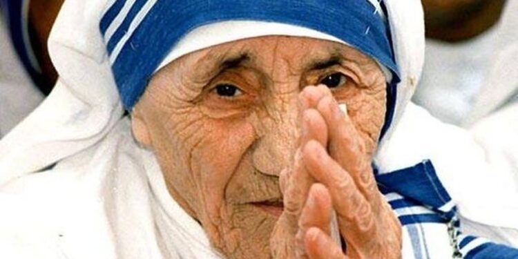 Sot përkujtohet 114-vjetori i lindjes së shenjtores NËNË TEREZA, sakrifikoi jetën për fëmijët e varfër dhe të sëmurë