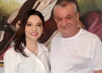 FOTO/ U zgjodh kryetare Kuvendi, Elisa Spiropali merr “leksione” nga Gramoz Ruçi dhe e bën si (rrallë herë) të buzëqeshë