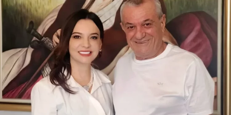 FOTO/ U zgjodh kryetare Kuvendi, Elisa Spiropali merr “leksione” nga Gramoz Ruçi dhe e bën si (rrallë herë) të buzëqeshë