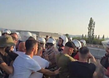 Banorët e Krujës dhe Fushë Krujës në protestë, përplasen me policinë