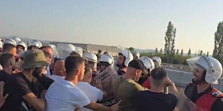 Banorët e Krujës dhe Fushë Krujës në protestë, përplasen me policinë