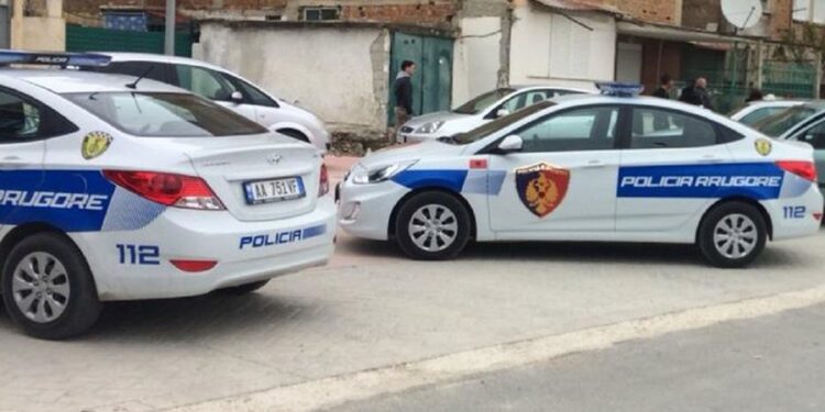 I shantazhonin se do t’u nxirrnin foto dhe video intime vajzave, arrestohen dy të rinj në Tiranë (u kërkonin para)