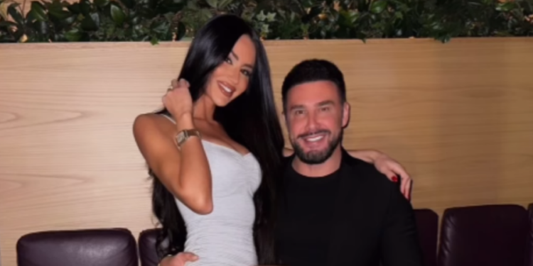 FOTO/ Robert Berisha merr “guximin”, prezanton partneren me dy vajzat e tij