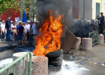 Opozita protestë para bashkisë së Tiranës, policia: Bllokohen disa rrugë