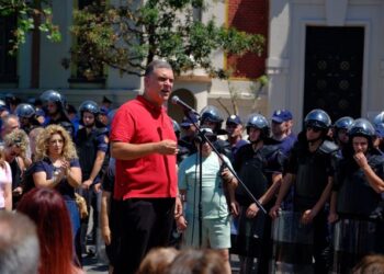 Protesta/ Blushi: Është koha për aksion, të arrestojmë në Bashki dhe në rrugë të korruptuarit!