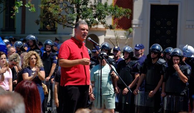 Protesta/ Blushi: Është koha për aksion, të arrestojmë në Bashki dhe në rrugë të korruptuarit!