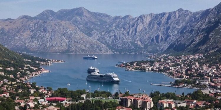 MALI I ZI/ Banorët e Kotorit të shqetësuar nga numri i lartë i turistëve