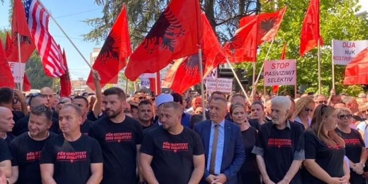 ‘Duam libra shqip!’, shqiptarët në Bujanoc protestojnë kundër Vuçiç: Stop diskriminimit!