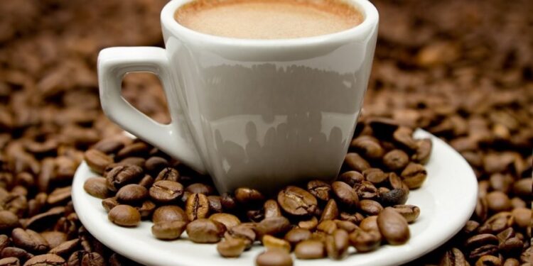 Çfarë ndodh në trupin tuaj kur konsumoni doza të larta kafeine?