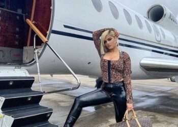 I foli shqip punonjësit të aeroportit, Bebe Rexha nuk lejohet të fluturojë