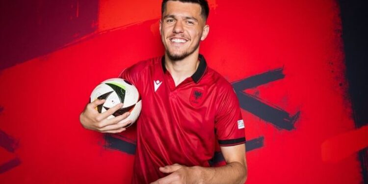 FOTO/ Sulmuesi i Kombëtares në një histori të re dashurie, kush është vajza misterioze që i ka fituar zemrën