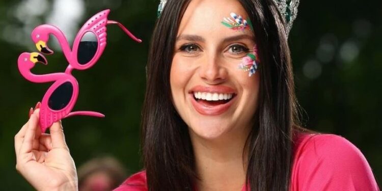 “Janë mahnitës”, Miss Irlanda flet për fustanet e Kosovës dhe Shqipërisë