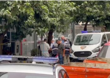 ‘Të mësosh të mos futesh më në familjet e të tjerëve’, ja çfarë i tha polici punonjësit të ‘ERE’ kur e plagosi