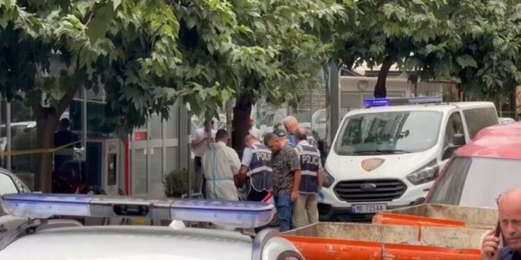 ‘Të mësosh të mos futesh më në familjet e të tjerëve’, ja çfarë i tha polici punonjësit të ‘ERE’ kur e plagosi