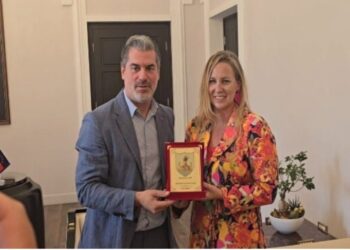 FOTO E DITËS: Kryebashkiaku Ermal Dredha dekoron Eva Buzon, notoi 34 orë nga Italia në Shqipëri