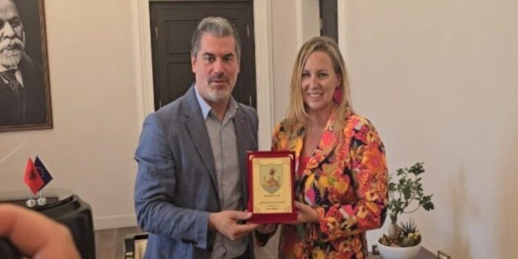 FOTO E DITËS: Kryebashkiaku Ermal Dredha dekoron Eva Buzon, notoi 34 orë nga Italia në Shqipëri