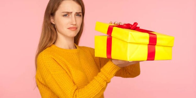 Bazuar te besëtytnitë: 6 dhuratat që s’duhet t’i blesh personit të zemrës