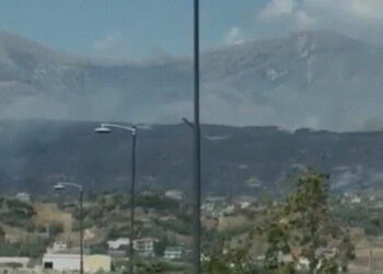 Zjarri në Finiq/ Digjet parku arkeologjik, perfekti i Vlorës: Situata mbetet e vështirë