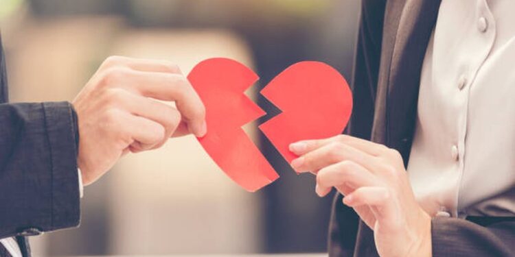 Kërkoni vazhdimisht siguri nga partneri? Kjo “shenjë” në lidhjen tuaj tregon se fundi i marrëdhënies është i pashmangshëm