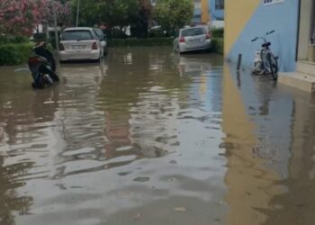 “Tërbohet” moti në Librazhd/ Stuhi e fortë shiu, përmbyten rrugët e qytetit