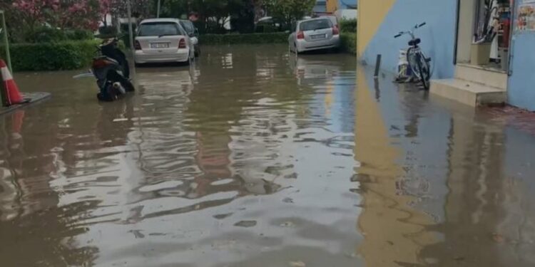 “Tërbohet” moti në Librazhd/ Stuhi e fortë shiu, përmbyten rrugët e qytetit