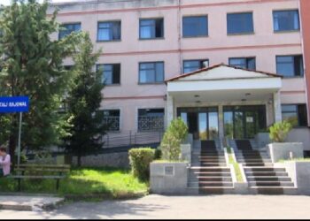 E rëndë në Korçë, burri i vë flakën bashkëshortes (Detaje)