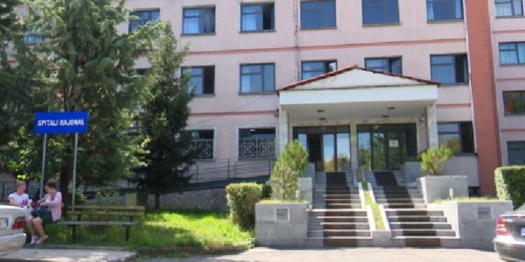 E rëndë në Korçë, burri i vë flakën bashkëshortes (Detaje)