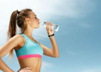 Mos e bëni! Nëse e pini ujin në këmbë, tani ka ardhur momenti të ndaloni