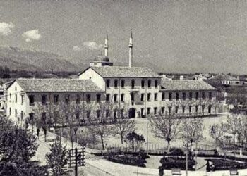 Politika e Mbreti Zog për krijimin e elitës kosovare : Panik në legatën jugosllave