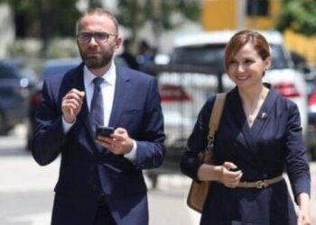 Jorida Tabaku i bashkohet mbledhjes së grupit parlamentar të PD