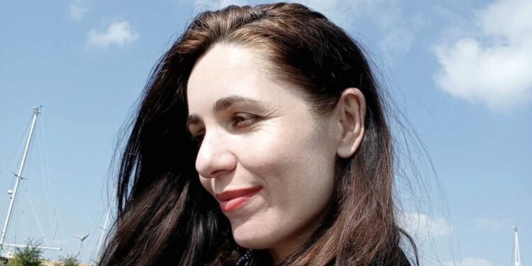 “Paradoksale”, poezi nga Mevi Rafuna