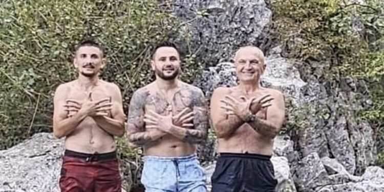 FOTO/ “Çfarë nuk ndodh në Alpet tona!” – Meta prezanton ‘Besin e Tropojës i cili ka lindur me çorape