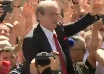 ‘O Sali, o hero’! Berisha pritet me ovacion dhe mbështetje të madhe nga demokratët para SPAK