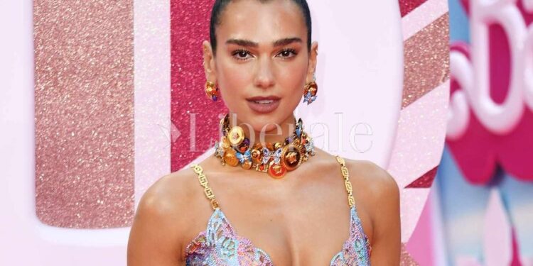 FOTO/ Dua Lipa “trondit” fansat, në postimin e radhës shfaqet pa rroba