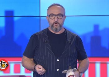 Ndalohet nga policia Saimir Kodra, gazetari lë të shtangur policët pas akuzës që ngritën ndaj tij