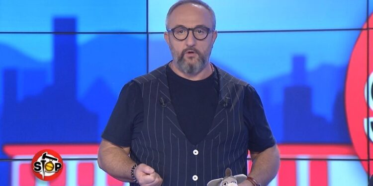 Ndalohet nga policia Saimir Kodra, gazetari lë të shtangur policët pas akuzës që ngritën ndaj tij