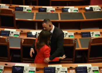 “Ishte aromatizues”, deputetja e PD-së sqaron akuzat për hedhjen e benzinës: Ta verifikojë SPAK, nuk trembem