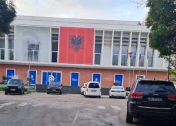 Një ditë para seancës në Kuvend, zyrtarja britanike shkon në selinë e PD