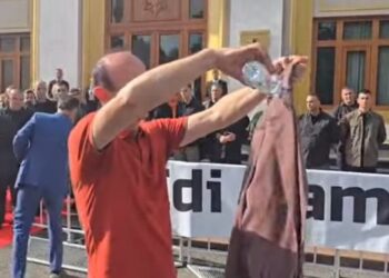 Momenti kur Dash Sula djeg xhaketën, Noka lyen me benzinë banderolën para parlamentit