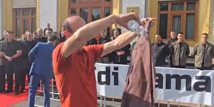 Momenti kur Dash Sula djeg xhaketën, Noka lyen me benzinë banderolën para parlamentit