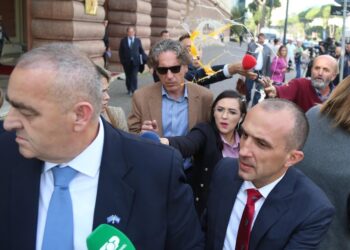 EMRI-FOTO/ Qëlloi me kos dhe vezë Fredi Belerin, shoqërohet në polici qytetari