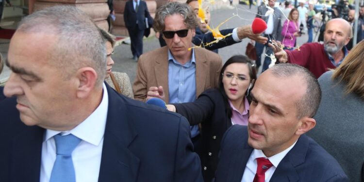 EMRI-FOTO/ Qëlloi me kos dhe vezë Fredi Belerin, shoqërohet në polici qytetari