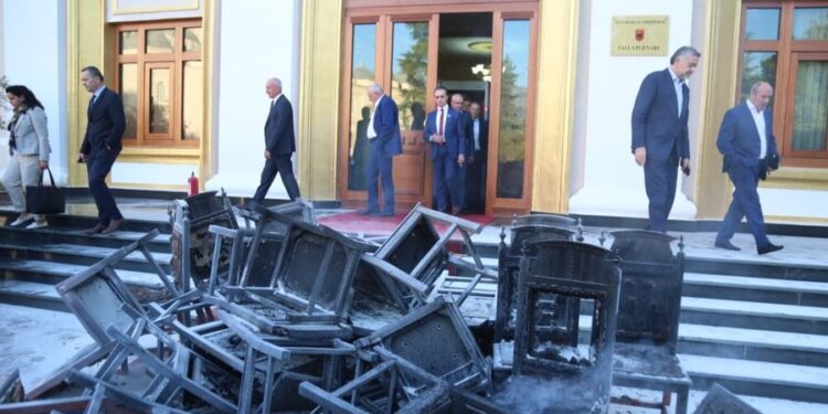 Do paguhen me rrogat e deputetëve/ Ja sa shkon dëmi financiar i karrigeve të djegura në Kuvend