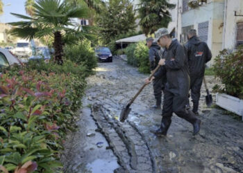 Vlora mbulohet nga balta! Lagjet të bllokuara dhe pa drita, ushtria në terren