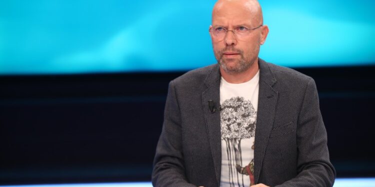 Injoranca nuk është opinion, por helm publik