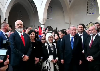 REAGIMET në Kosovë/ Erdogan miliarda investime në Serbi, shqiptarëve po u ndërton xhami